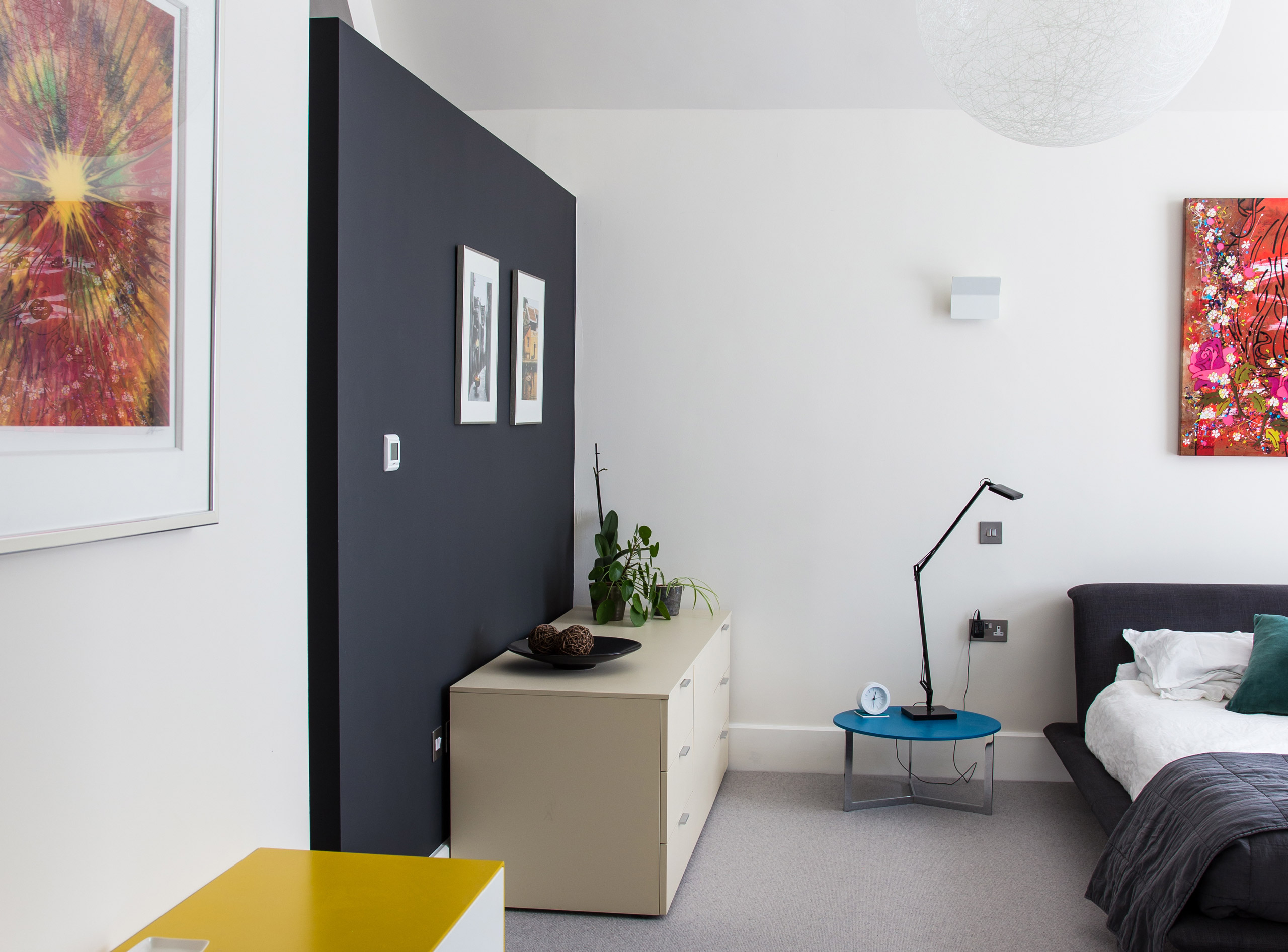 Bedroom wall in dark grey F&B Railings colour