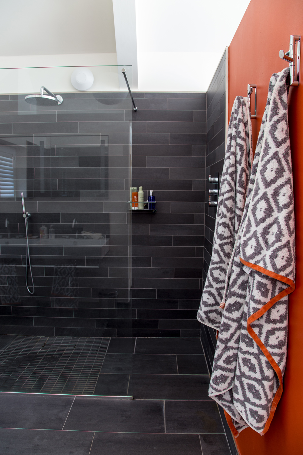 Ensuite with orange and dark grey walls